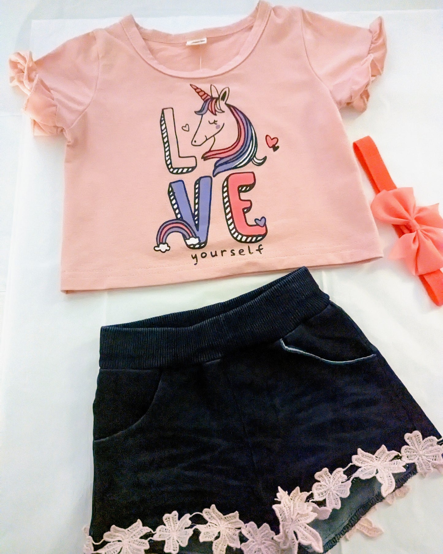 2-teiliges Baby-Mädchen-Set mit grafischem Hemd und kurzer Jeansspitze