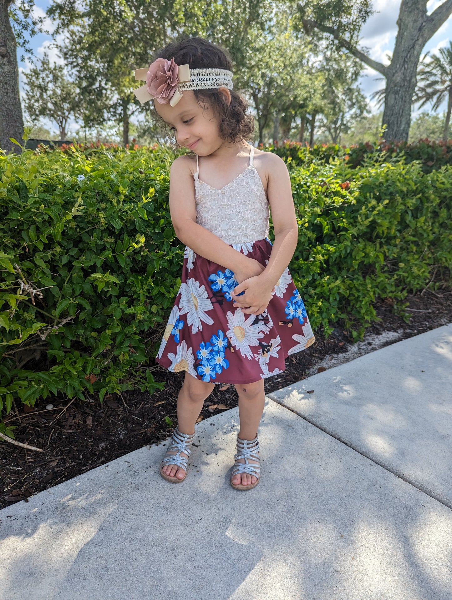 Niedliches Cami-Kleid mit Spitzenblumen für Kinder in Khaki