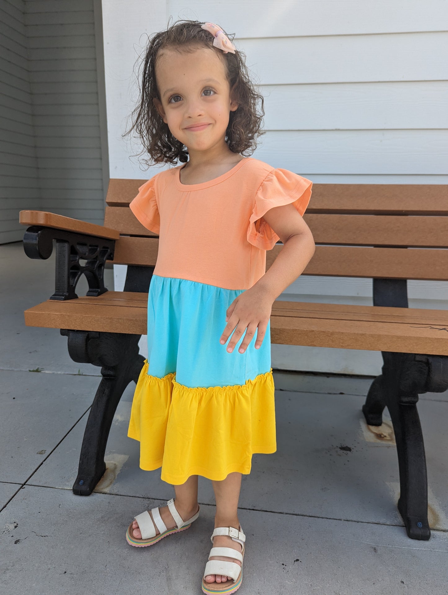 Gelbes Kleid für Mädchen mit Rüschenärmeln