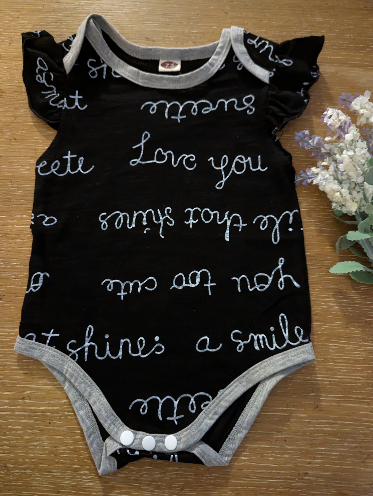 Niedlicher grau/schwarzer Baby-Body für Mädchen