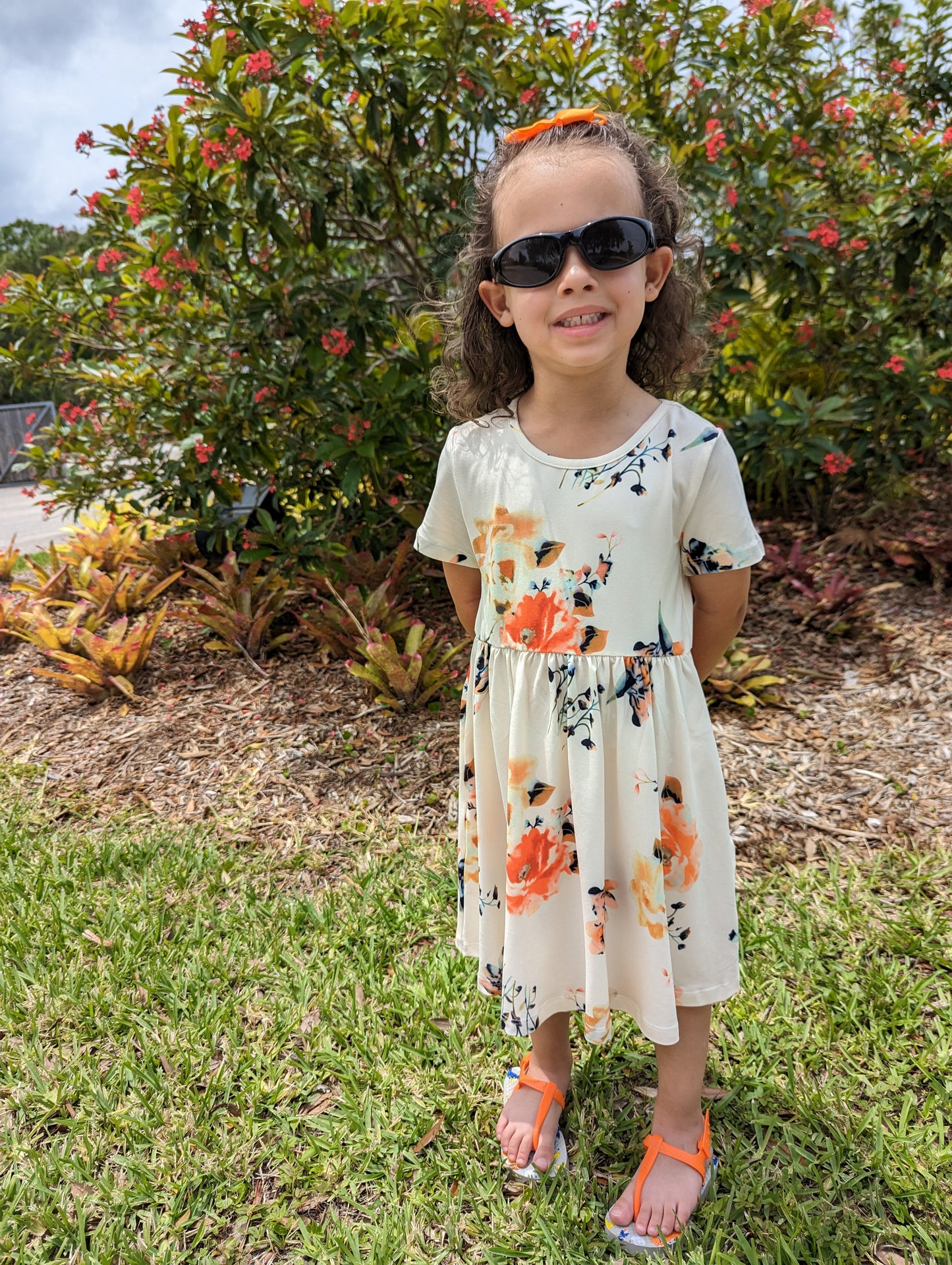 Orangefarbenes, kurzärmliges Blumenkleid für Mädchen